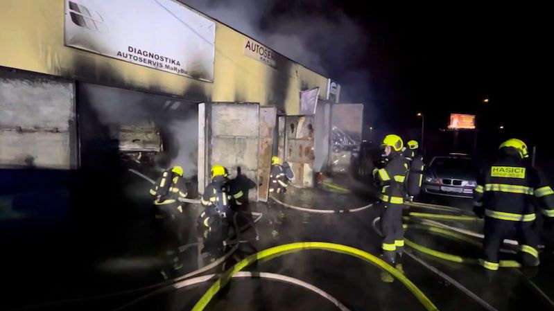 Rozsáhlý požár autoservisu v Praze. Hořela auta, spadla střecha